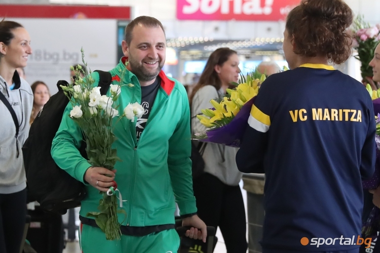  Националният тим по волейбол за дами се прибра в София 